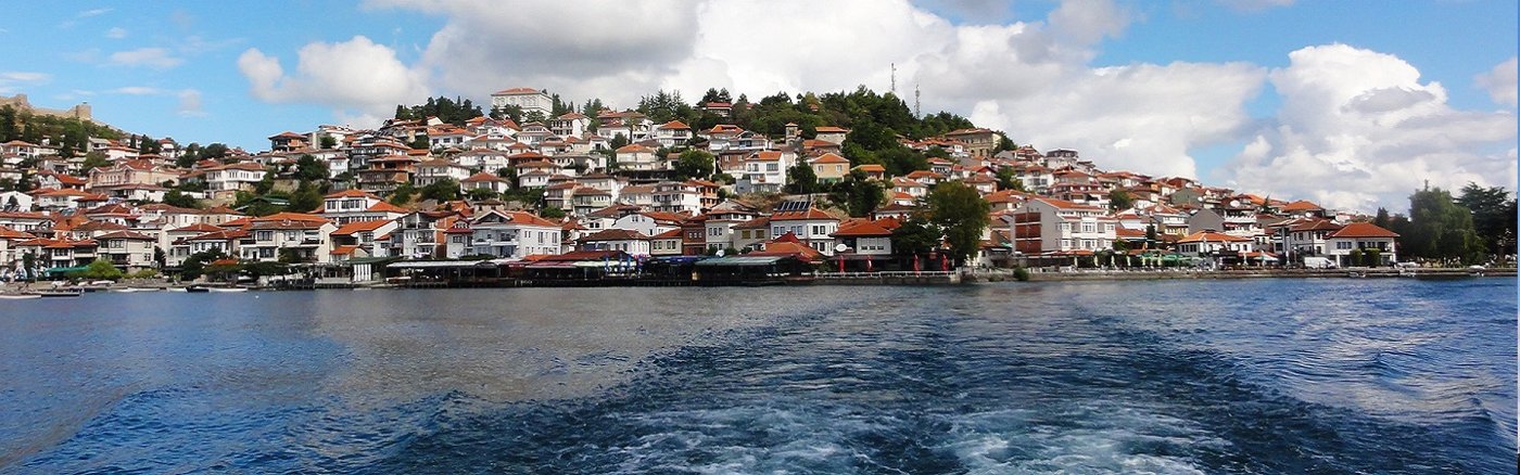 Das Bild zeigt die Stadt Ohrid in Nordmazedonien. Aufgenommen ist das Bild vom Wasser aus.