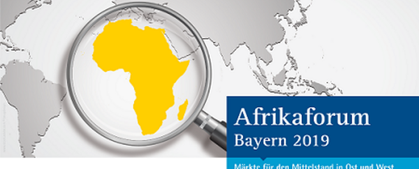 Titelbild des Afrikaforums Bayern 2019. Afrika ist vergrößert durch eine Lupe zu sehen und gelb eingefärbt.