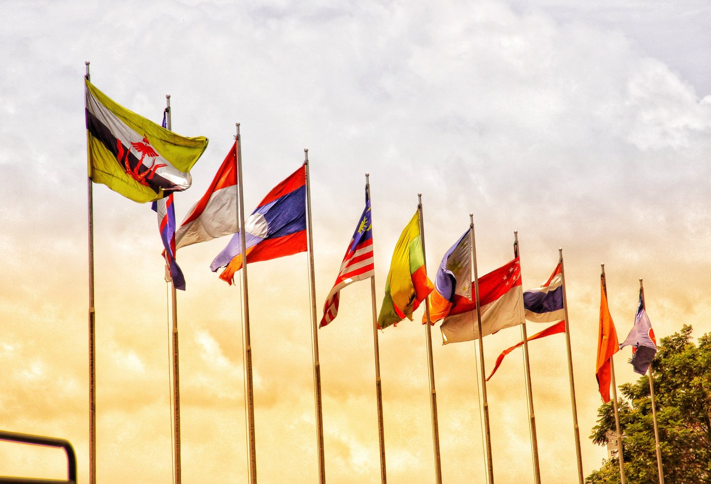 Flaggen der ASEAN-Staaten im Wind