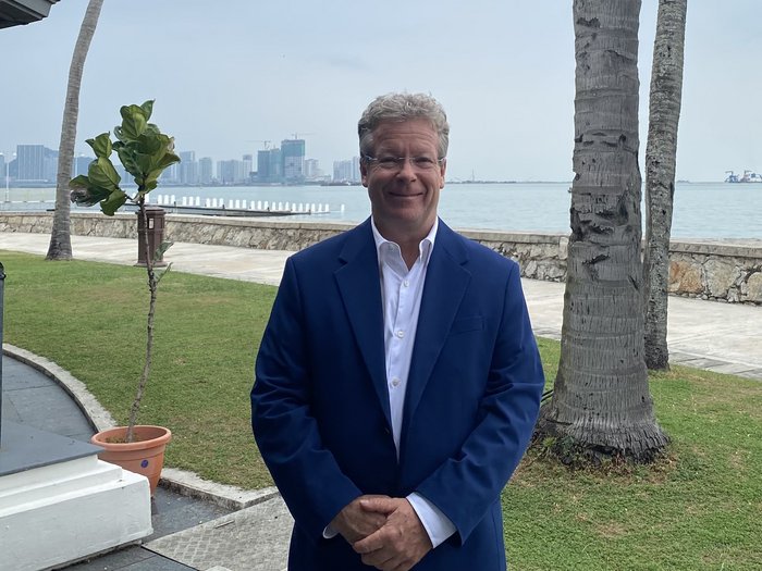 Das Bild zeigt Thomas Brandt, er war von 1994-2020 in leitender Funktion bei den deutschen Auslandshandelskammern in Indonesien und Malaysia