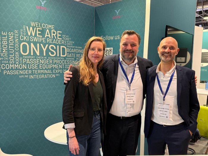 onysID@PTE25_Cabin-Crew: Zeigt unser Messe-Team vor Ort. Von links: Jennifer Müller (CMO), Alexander Zahn (CEO), Guillaume Cousin (CRO).