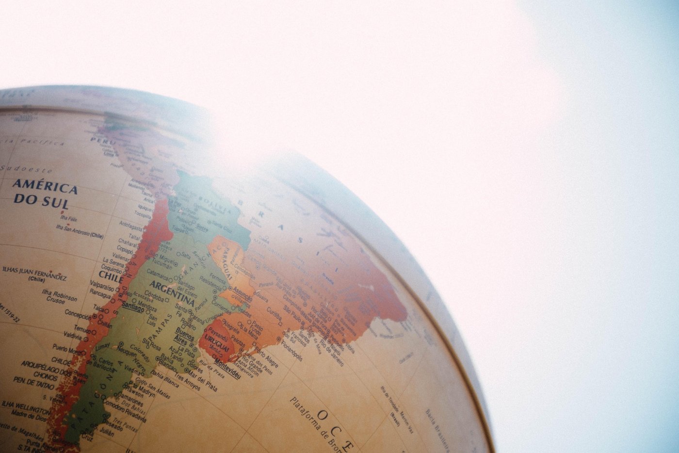 Das Bild zeitg Südamerika auf einem Globus