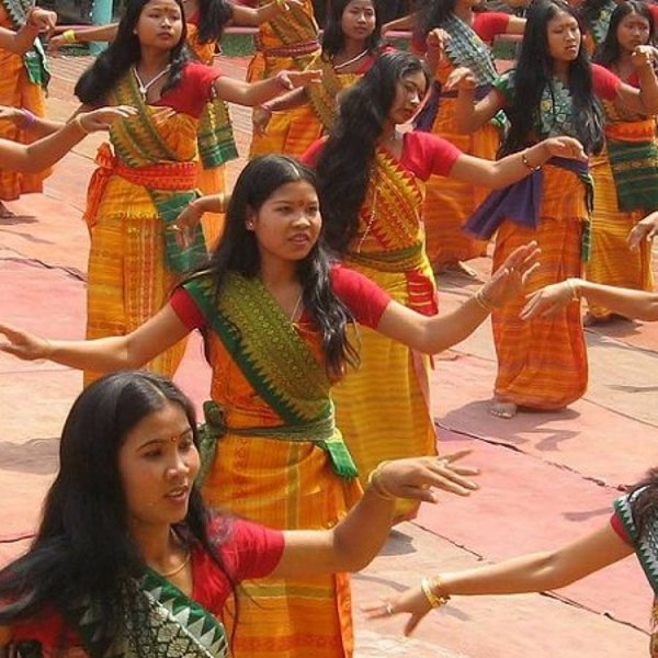 Das Bild zeigt indische Tänzerinnen.