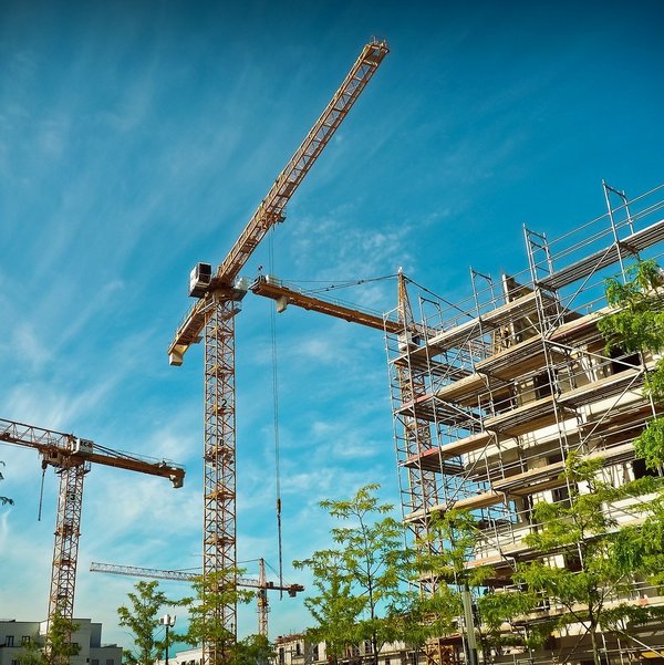 Auf dem Bild ist eine Baustelle zu sehen.