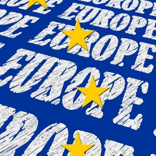 Das Bild zeigt die europäischen Sterne auf einem blauen Hintergrund, auf dem das Wort Europe geschrieben steht.