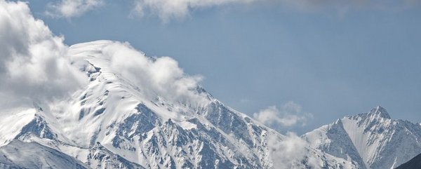 Das Bild zeigt einen Gebirgszug des Pamir in Zentralasien.