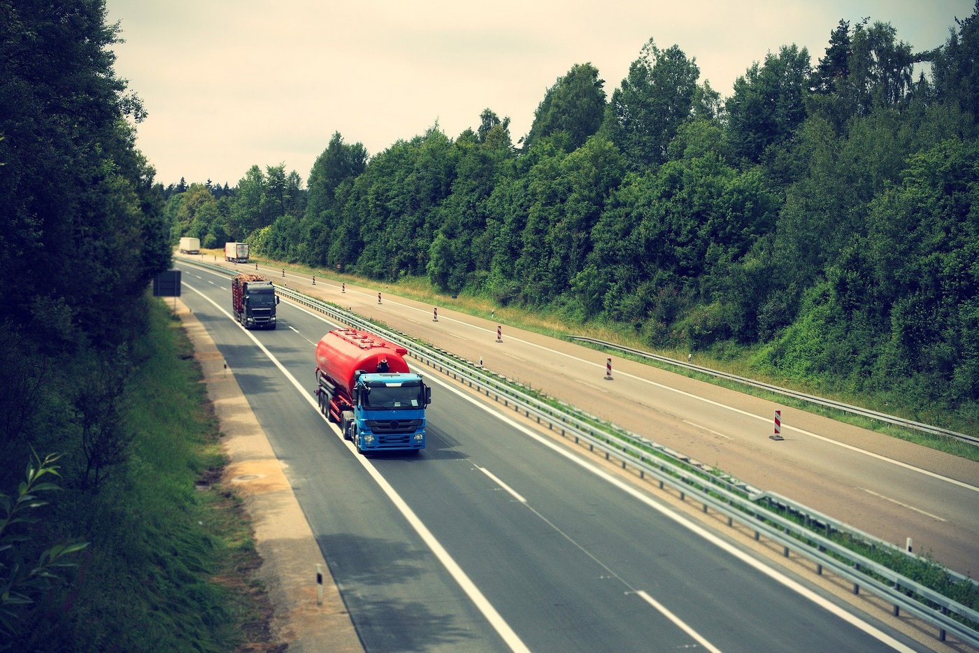 Das Bild zeigt LKW auf der Autobahn