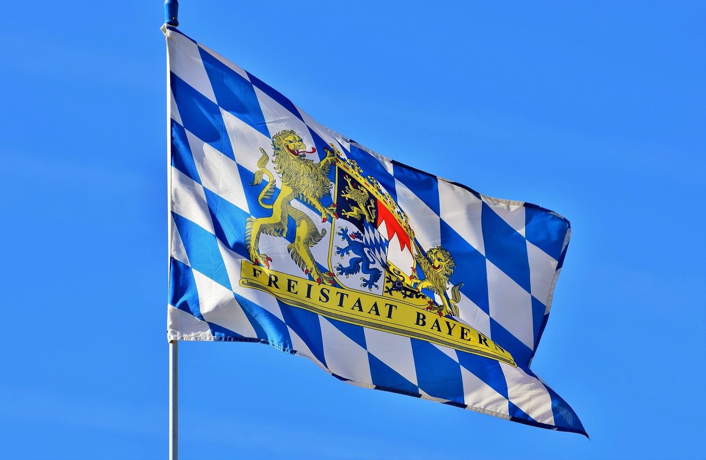 DAs Bild zeigt die Bayernflagge