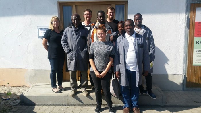 Firma mit Besuch aus Burkina Faso Das Bild zeigt Oilpress Mitarbeiter
