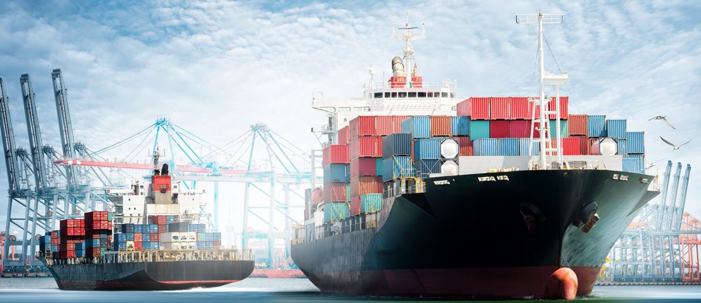 Das Bild zeigt ein Containerschiff
