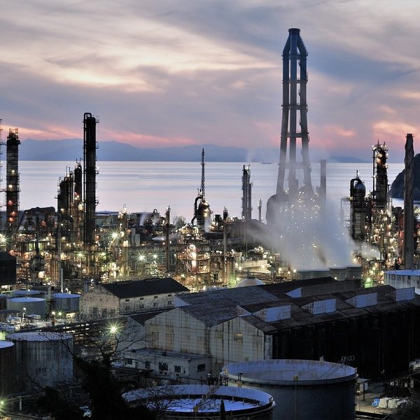 Raffinerie hinter See