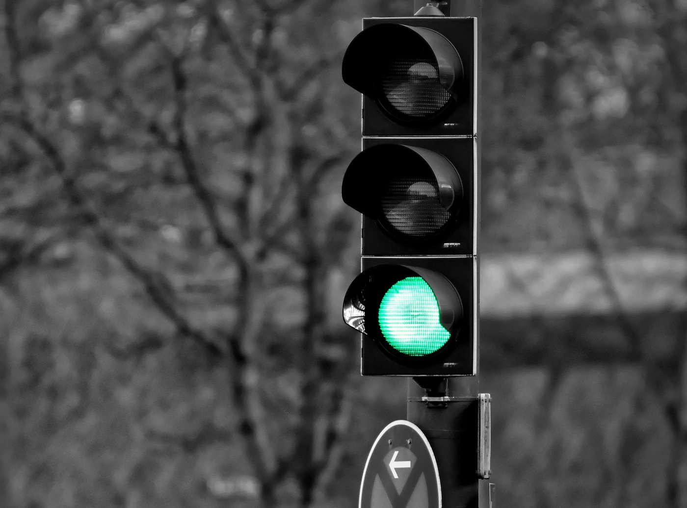 Das Bild zeigt eine Ampel auf grün.