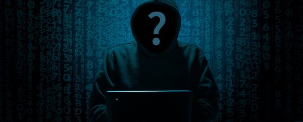 Das Bild zeigt die Silhouette eines Hackers vor einem Laptop. Die Person ist nicht zu erkennen. Auf ihrem Gesicht befindet sich ein Fragezeichen.