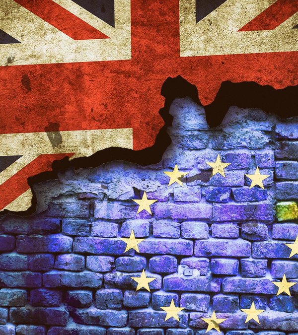 Das Bild zeigt die britische und europäische Flagge nebeneinander auf einer Mauer.