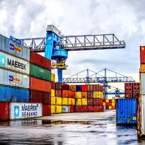 Containerhafen mit Frachtcontainern und einem Kran