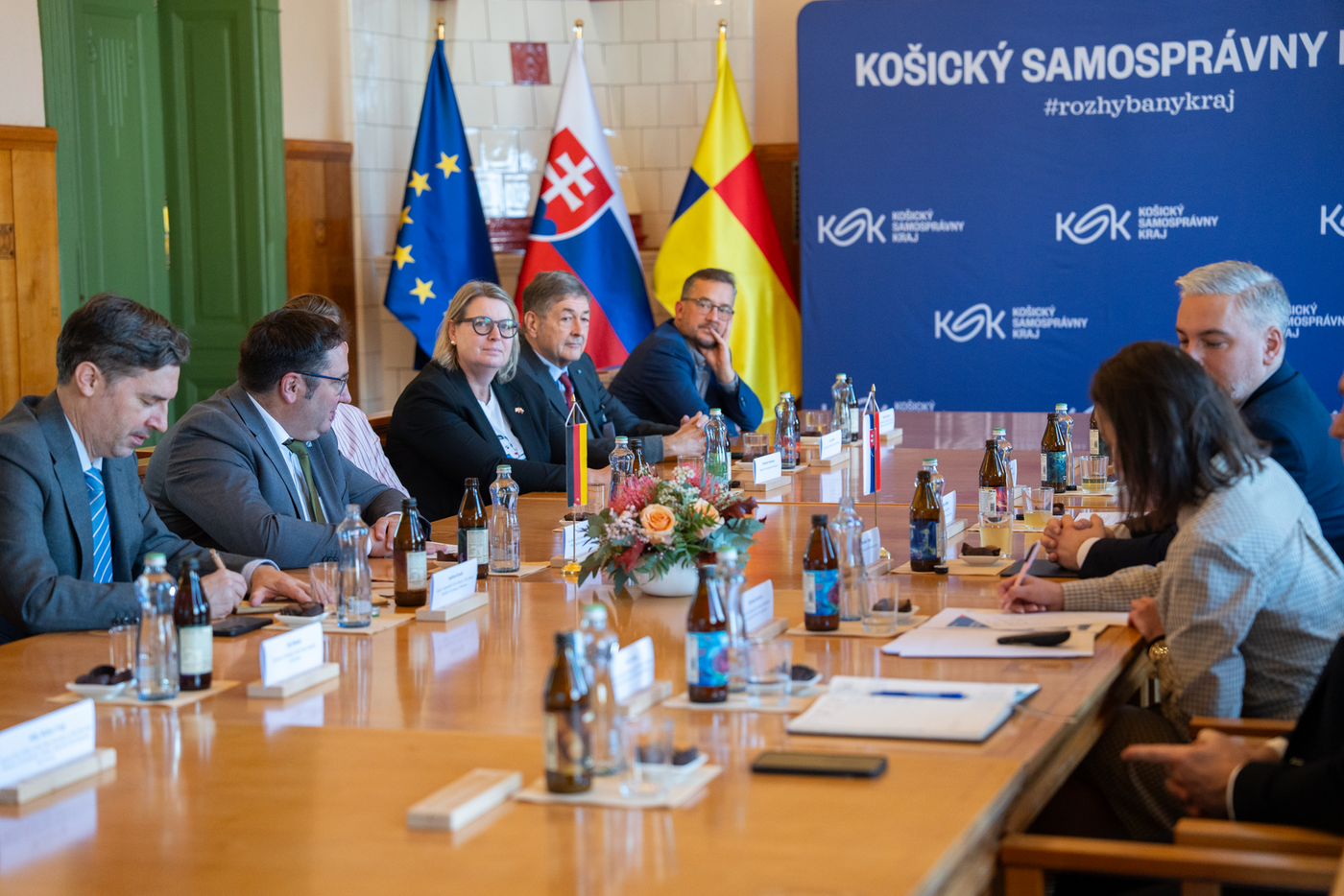 Die Delegationsreisenden der Slowakei an einem Kind. 