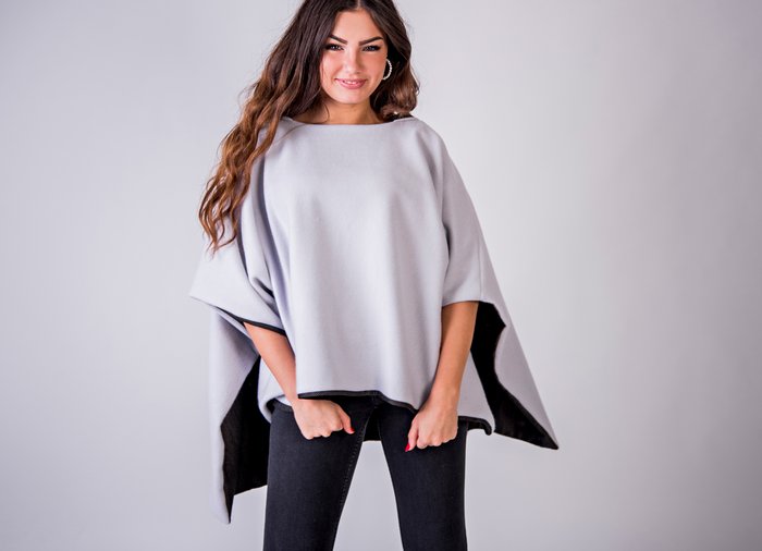 Sedric grau 2 DAs Bild zeigt einen Poncho