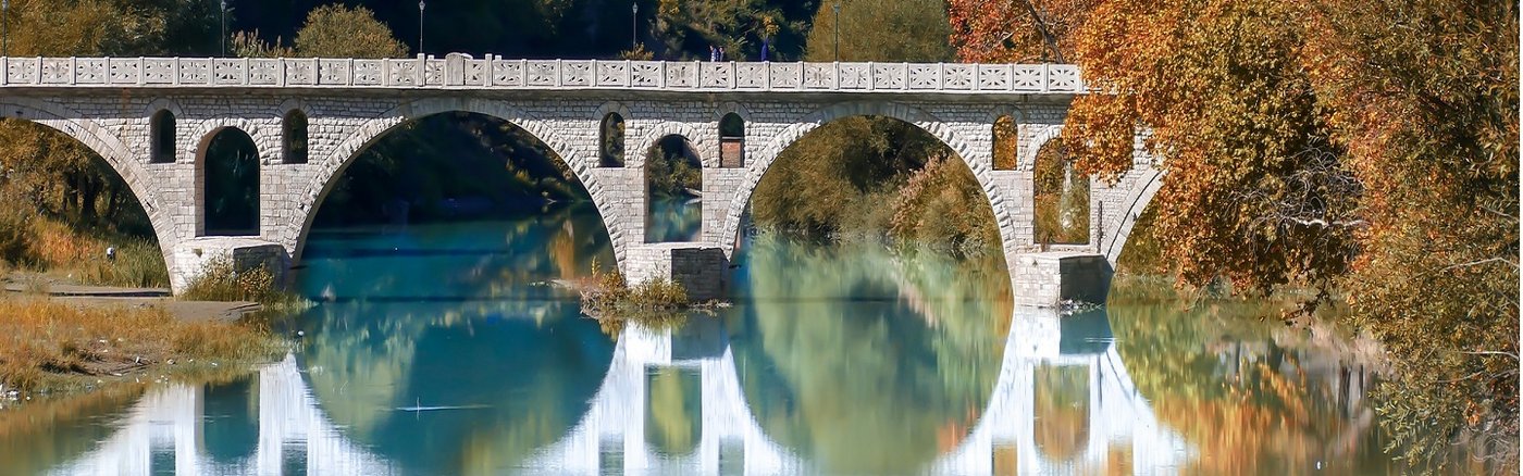 Das Bild zeigt die Brücke von Berat in Albanien.