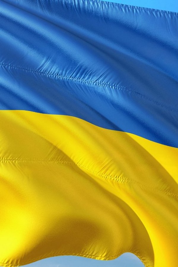 Das Bild zeigt die gelb-blaue Flagge der Ukraine.