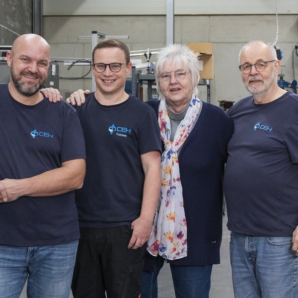 Das Bild zeigt das Team der CEH Calibration Engineering Hohmann e.K.
