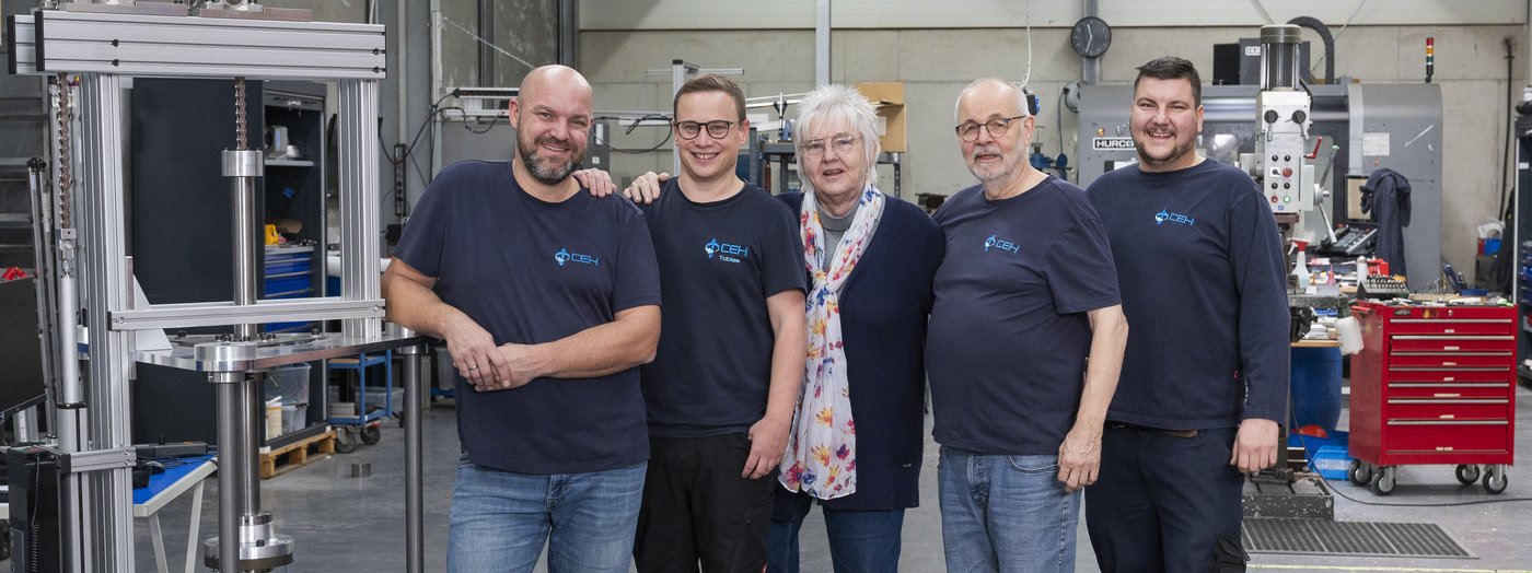 Das Bild zeigt das Team der CEH Calibration Engineering Hohmann e.K.