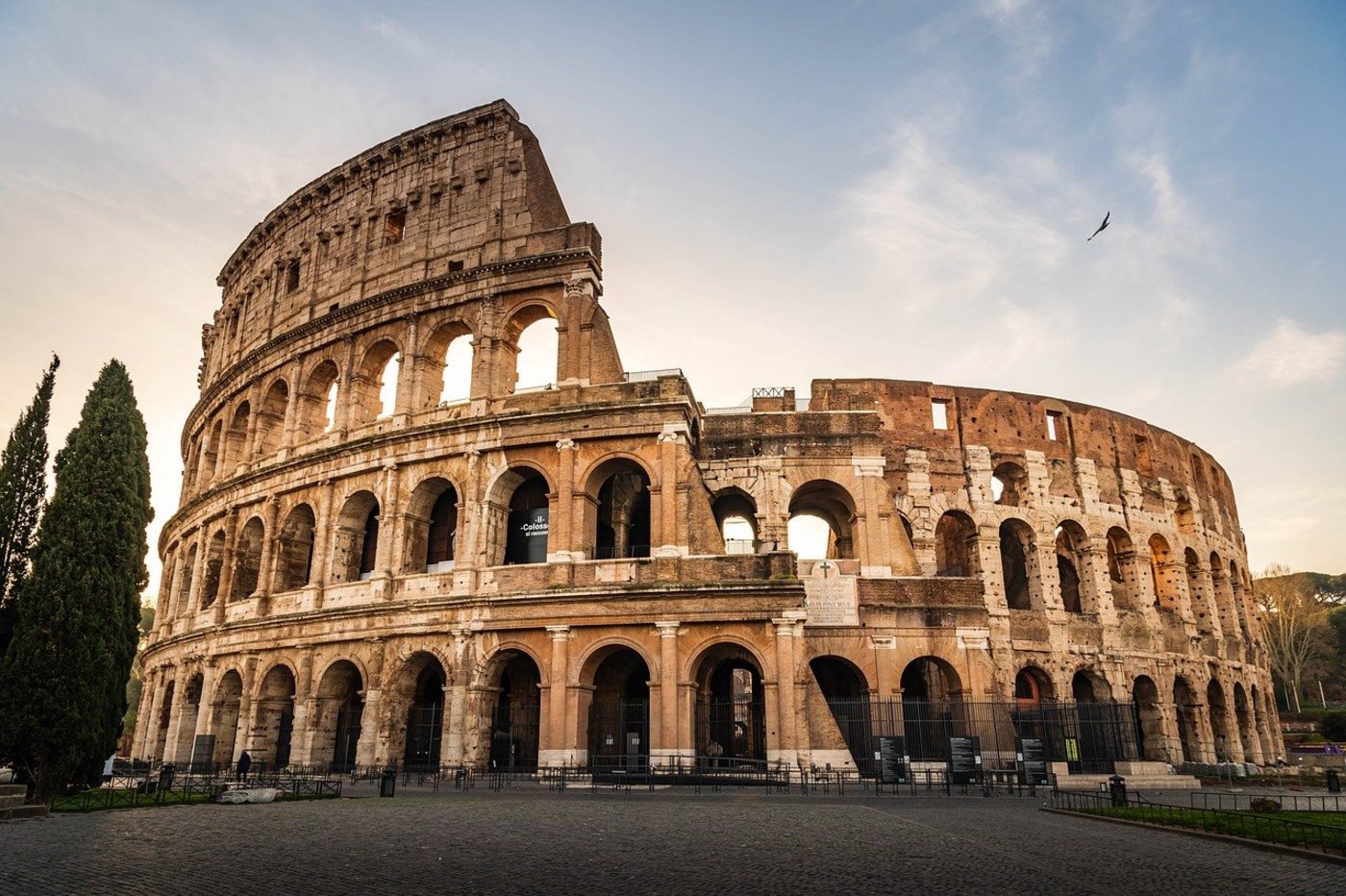 Mitarbeiterentsendung in Italien Das Kolosseum in Rom bei Sonnenuntergang