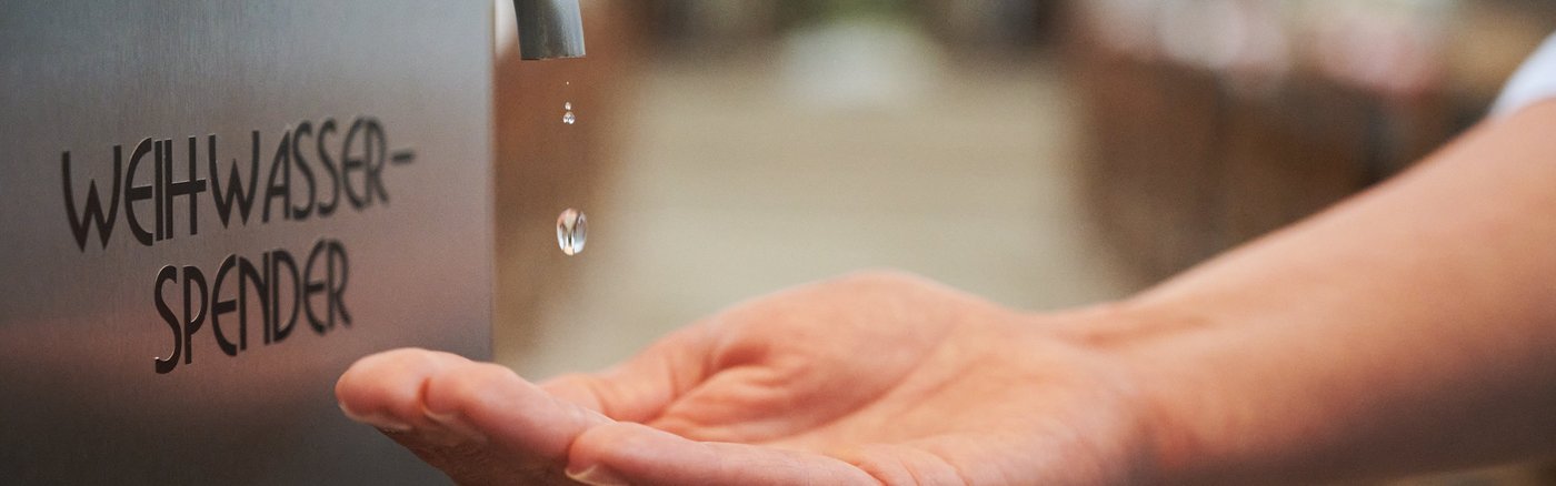 Das Bild zeigt einen Weihwasserspender