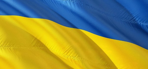 Das Bild zeigt die gelb-blaue Flagge der Ukraine.