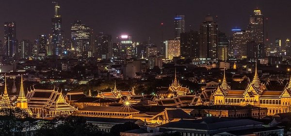 Das Bild zeigt die Skyline von Bangkok mit dem Großen Palast