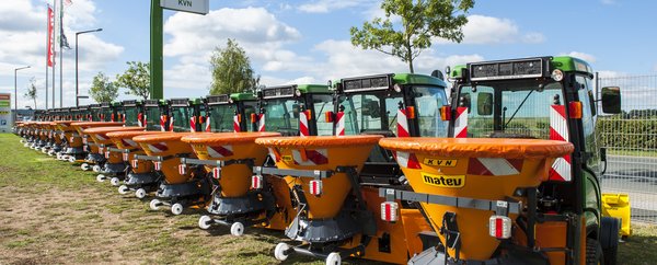 Das Bild zeigt Streuvorrichtungen für den Winterdienst der Firma matev GmbH