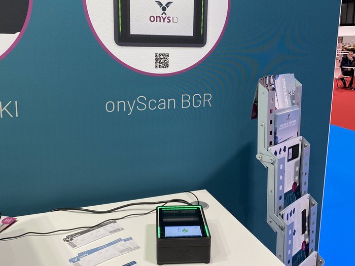 Ticket-Scanner "onyScan BGR", mit dem Flugtickets eingelesen werden bevor Passagiere ins Flugzeug einsteigen