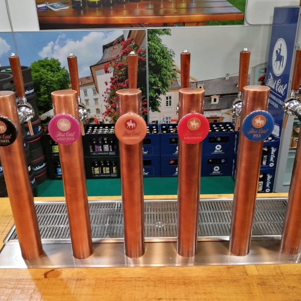 DAs Bild zeigt Zapfhähne der Schlossbrauerei Fürts Carl