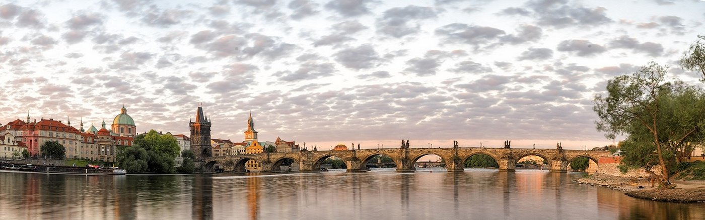 Das Bild zeigt die Prager Karlsbrücke in Tschechien