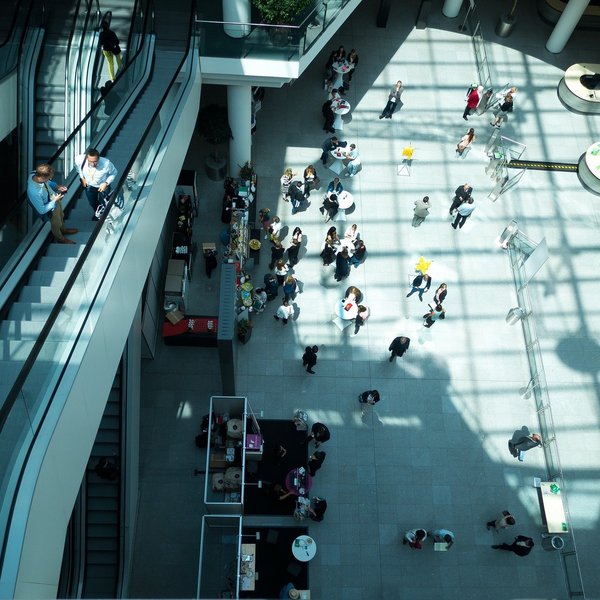 Das Bild zeigt eine Messehalle