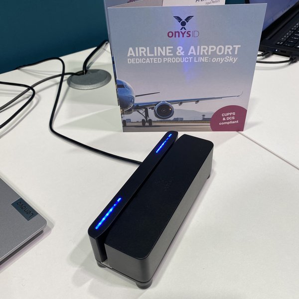 onysID@PTE25_onySwipeCKI: Zeigt unseren Durchzugsleser „onySwipe“, damit können Reispässe, Personalausweise oder auch Magnetstreifenkarten wie zB Kreditkarten, Vielfliegerkarten ausgelesen werden.