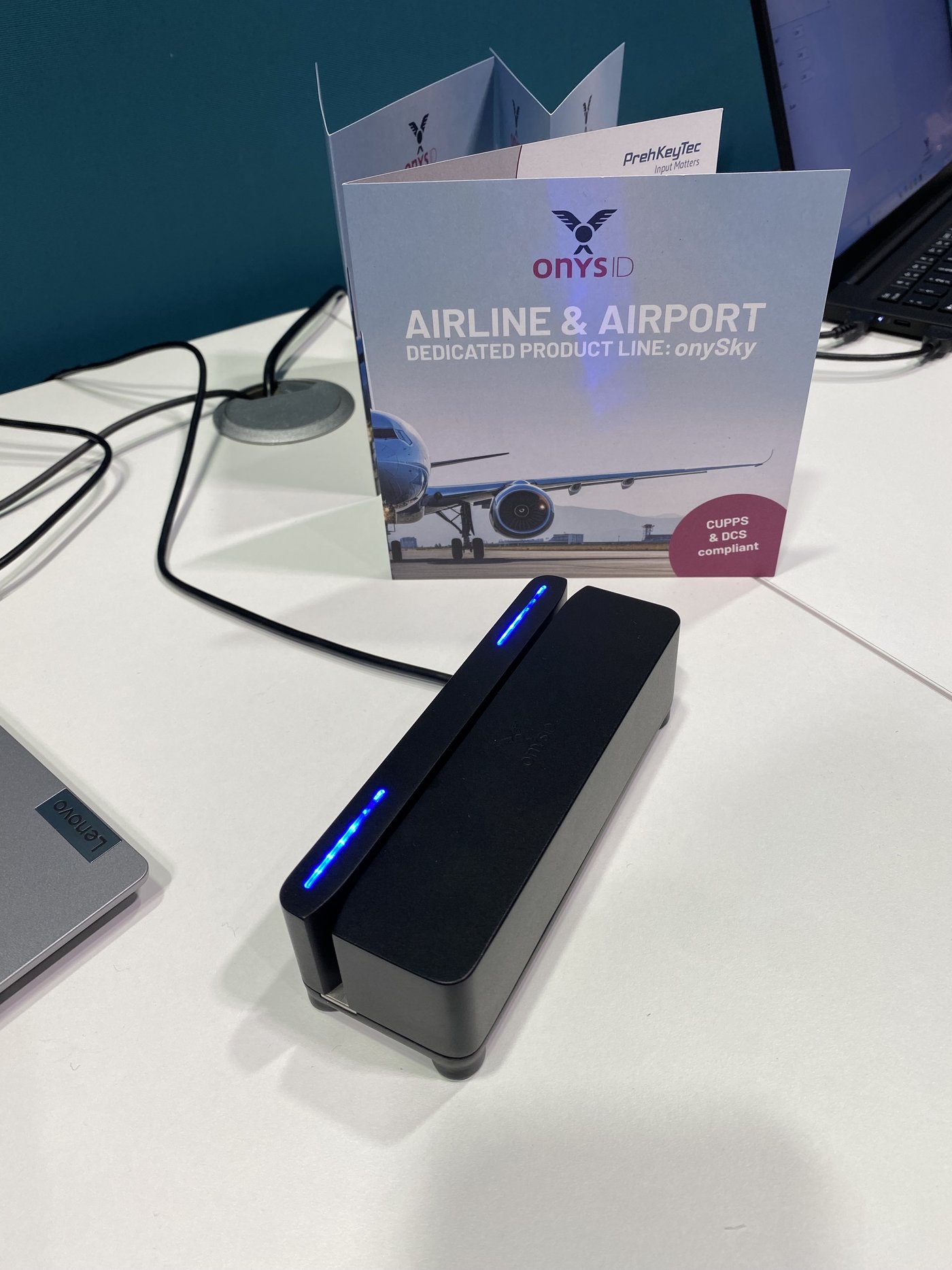 onysID@PTE25_onySwipeCKI: Zeigt unseren Durchzugsleser „onySwipe“, damit können Reispässe, Personalausweise oder auch Magnetstreifenkarten wie zB Kreditkarten, Vielfliegerkarten ausgelesen werden.