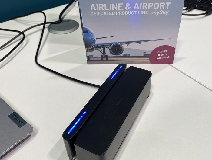 Durchzugsleser „onySwipe“, damit können Reispässe, Personalausweise oder auch Magnetstreifenkarten wie zB Kreditkarten, Vielfliegerkarten ausgelesen werden.