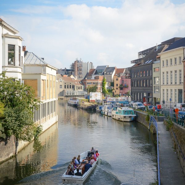 Das Bild zeigt eine Gracht