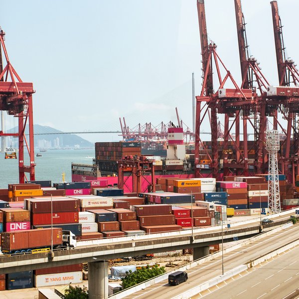 Lebendige Aussicht auf Hongkongs geschäftigen Hafen mit roten Kränen und gestapelten Containern