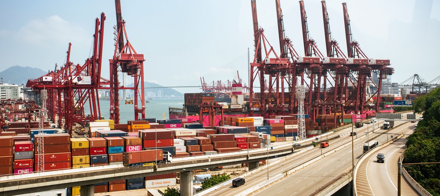Lebendige Aussicht auf Hongkongs geschäftigen Hafen mit roten Kränen und gestapelten Containern