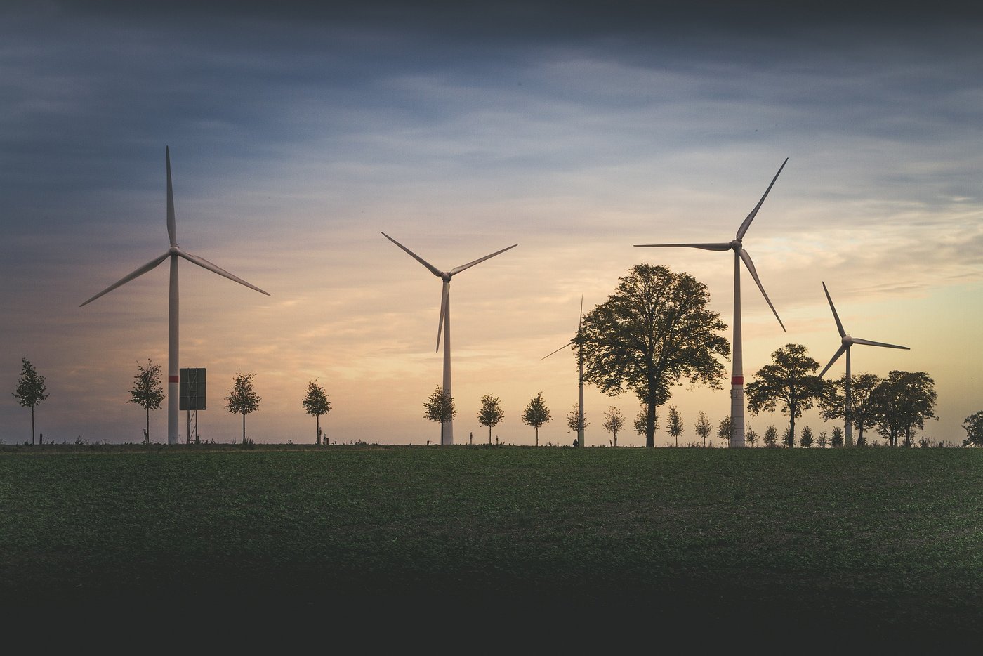 Landschaft mit Windkraftwerken