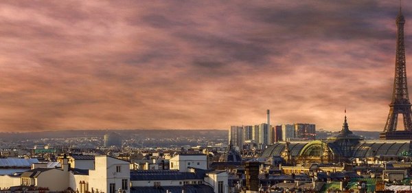 Das Bild zeigt eine Stadtansicht von Paris mit dem Eiffelturm.