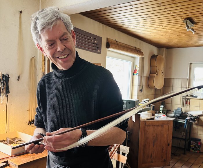 Bogenbauer Dirr in seiner Werkstatt