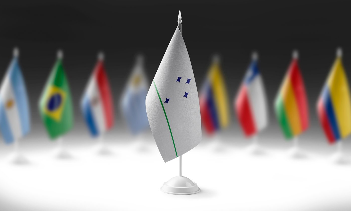 Die nationale Flagge des Mercosur auf dem Hintergrund der Flaggen anderer Länder